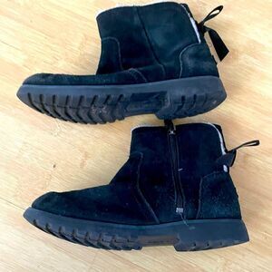 𝅺ugg Sz4 Cecile back bow side zip bootie